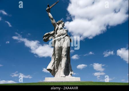 Statue "das Mutterland ruft" (Rodina-Mat`) auf dem Mamaev-Hügel in Wolgograd, Russland. Blauer Himmel mit Wolken im Hintergrund. Stockfoto